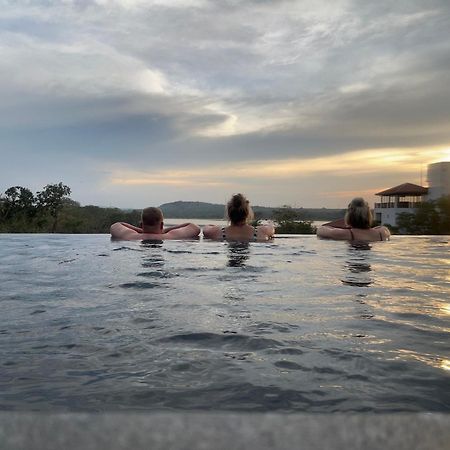 Sundown Lake Hotel & Spa Habarana Exteriör bild