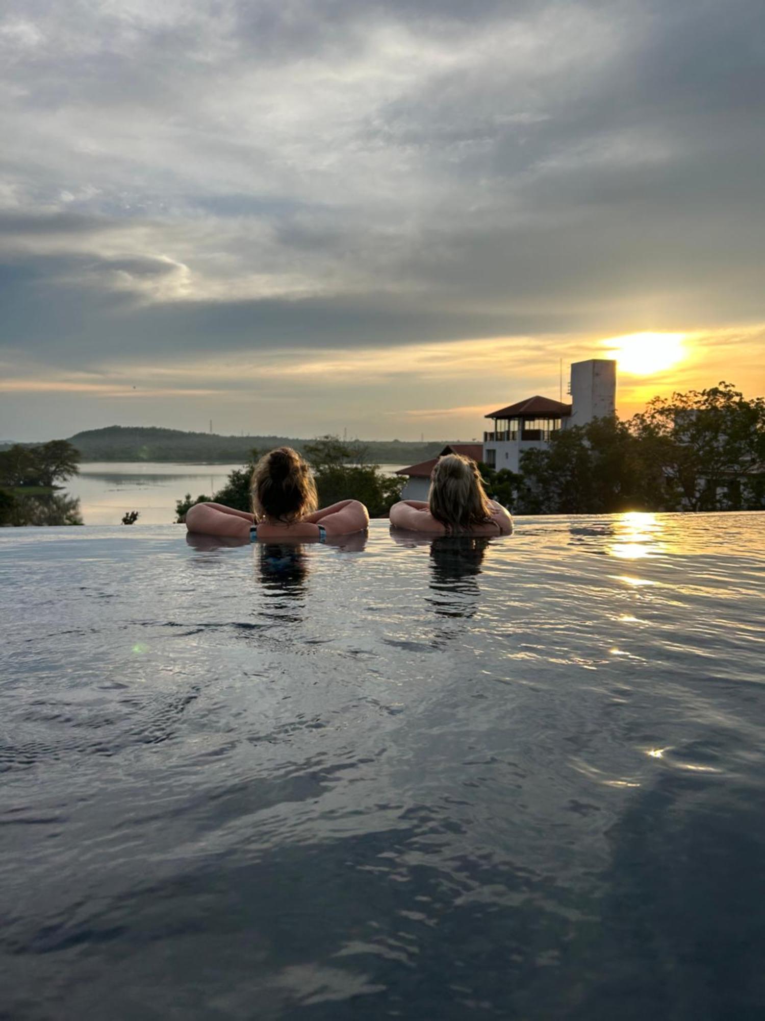 Sundown Lake Hotel & Spa Habarana Exteriör bild