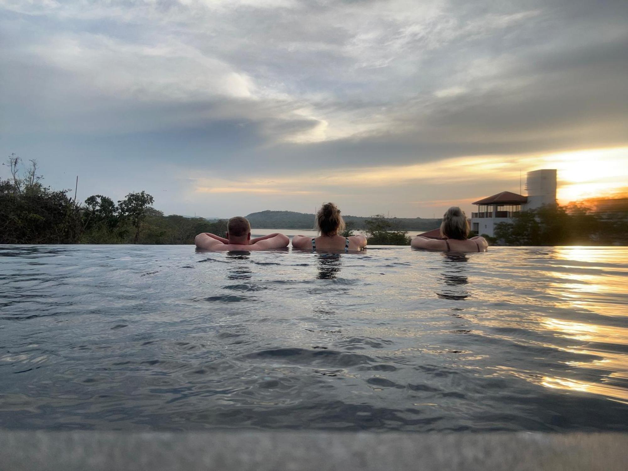 Sundown Lake Hotel & Spa Habarana Exteriör bild