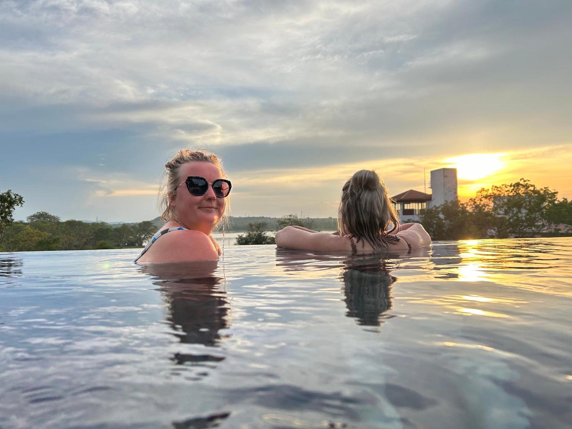 Sundown Lake Hotel & Spa Habarana Exteriör bild
