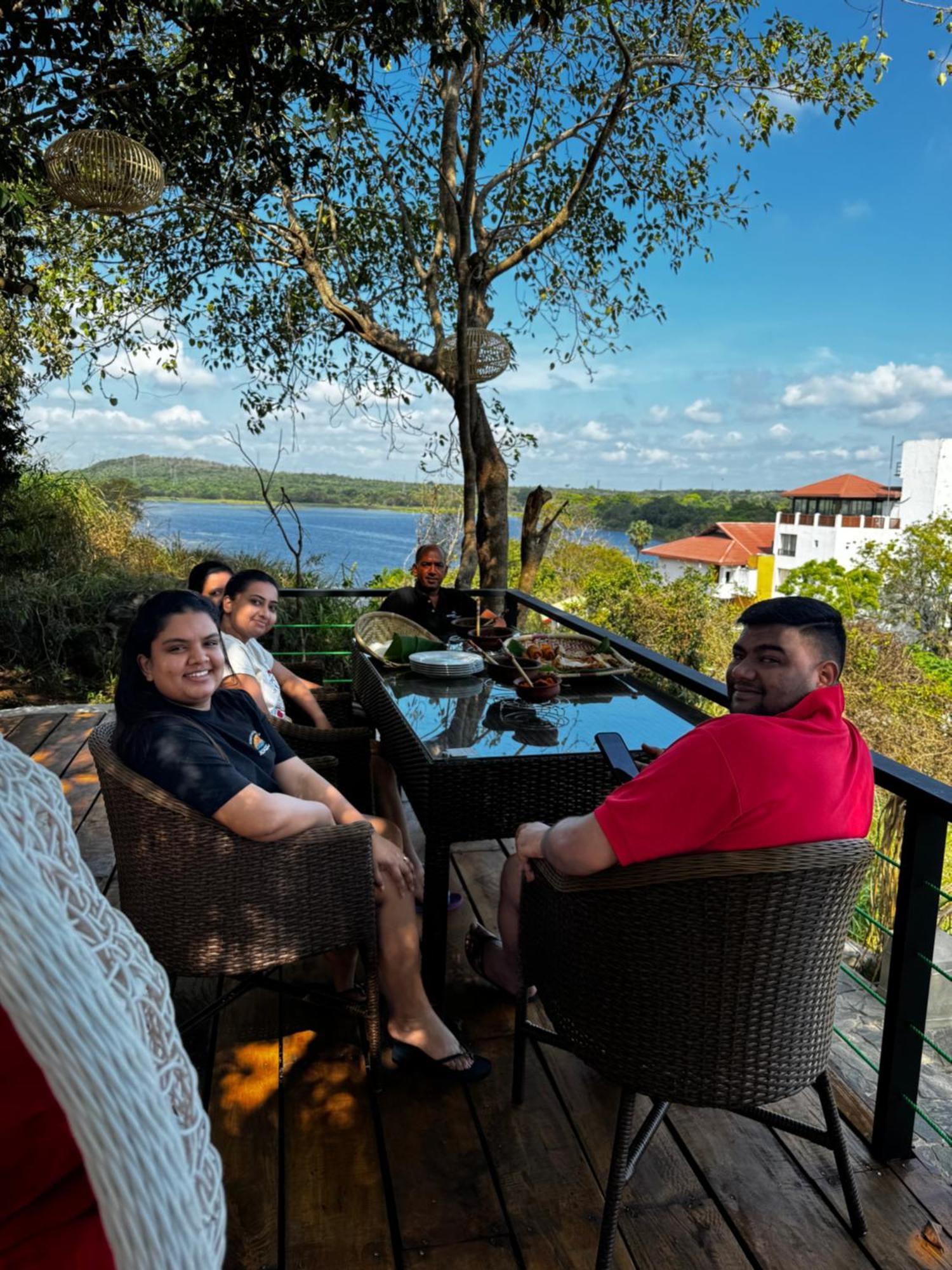 Sundown Lake Hotel & Spa Habarana Exteriör bild
