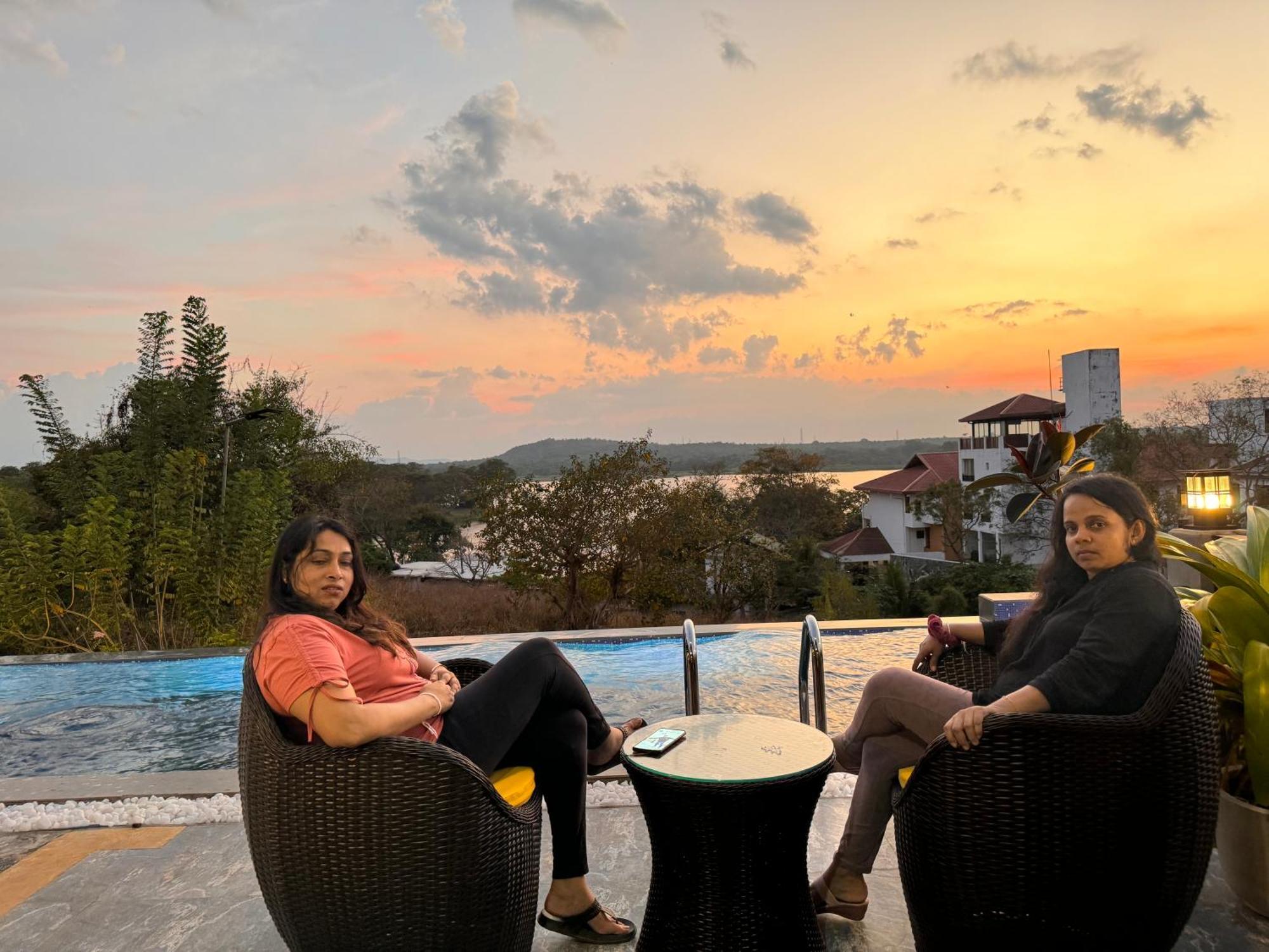 Sundown Lake Hotel & Spa Habarana Exteriör bild